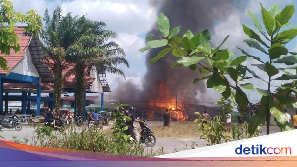 Kebakaran Hanguskan 8 Ruko di Pangkalan Bun, Kerugian Miliaran