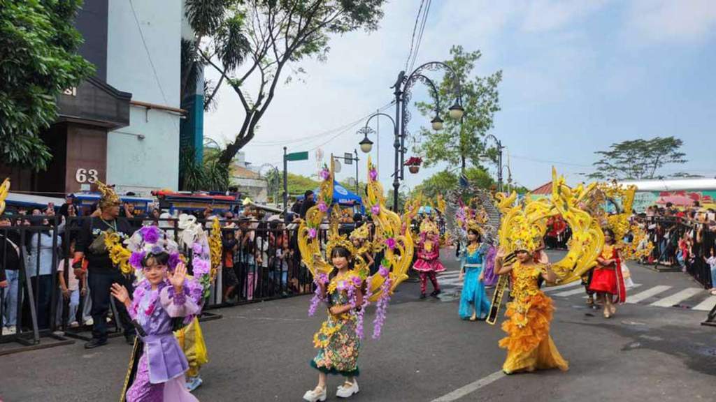 Ribuan warga menyaksikan parade budaya dengan antusias dalam Asia Africa Festival 2026 di Bandung