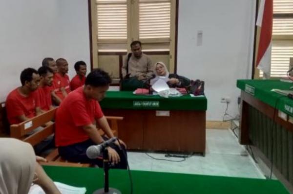 Terdakwa Fahrul Azis Siregar menjalani sidang tuntutan kasus pembakaran rumah hakim PN Medan