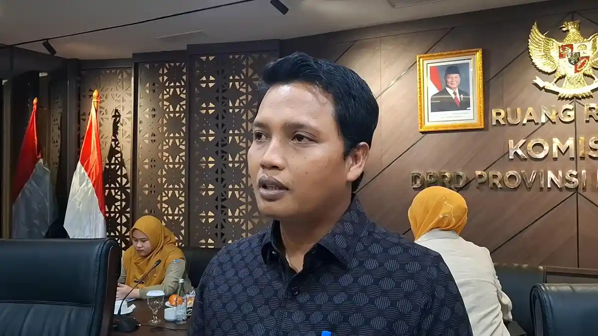 Kondisi bangunan liar di bantaran sungai Jakarta yang menghambat aliran air dan memicu banjir.