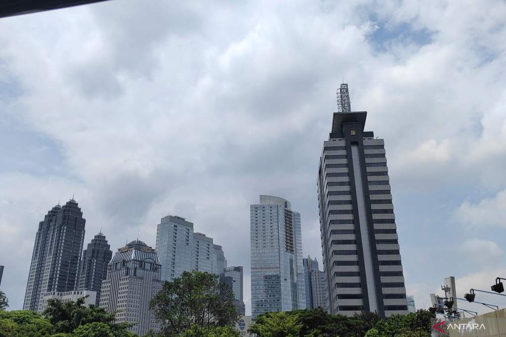 Langit berawan tebal menyelimuti wilayah perkotaan di Indonesia