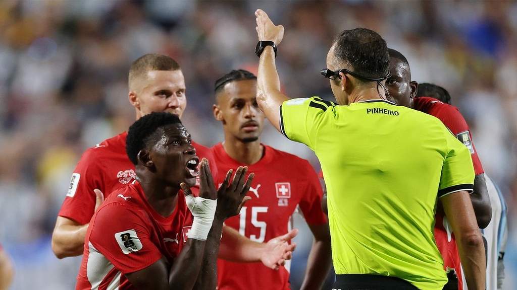 Breel Embolo menangis setelah menerima kartu merah akibat aturan baru VAR saat melawan Argentina