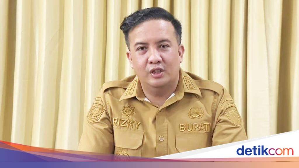 Seorang ayah mengantarkan anaknya ke sekolah di Kabupaten Lamandau pada hari pertama tahun ajaran baru.