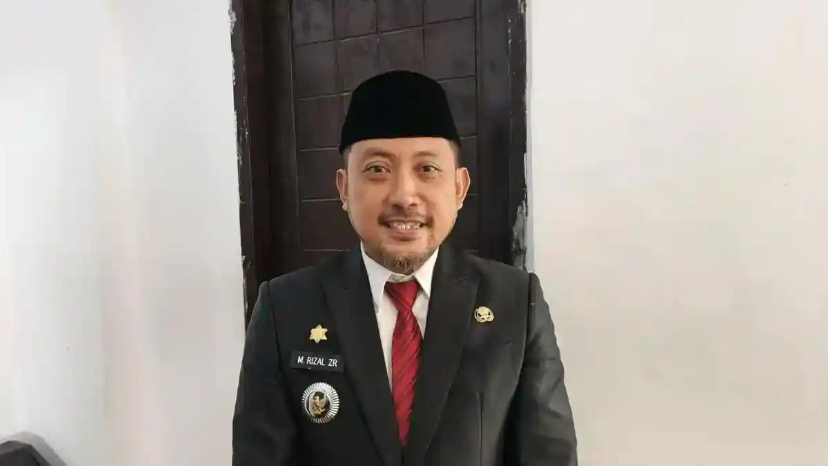 Petugas pelayanan pajak di Kecamatan Mamajang Makassar melayani warga untuk pembayaran PBB 2026