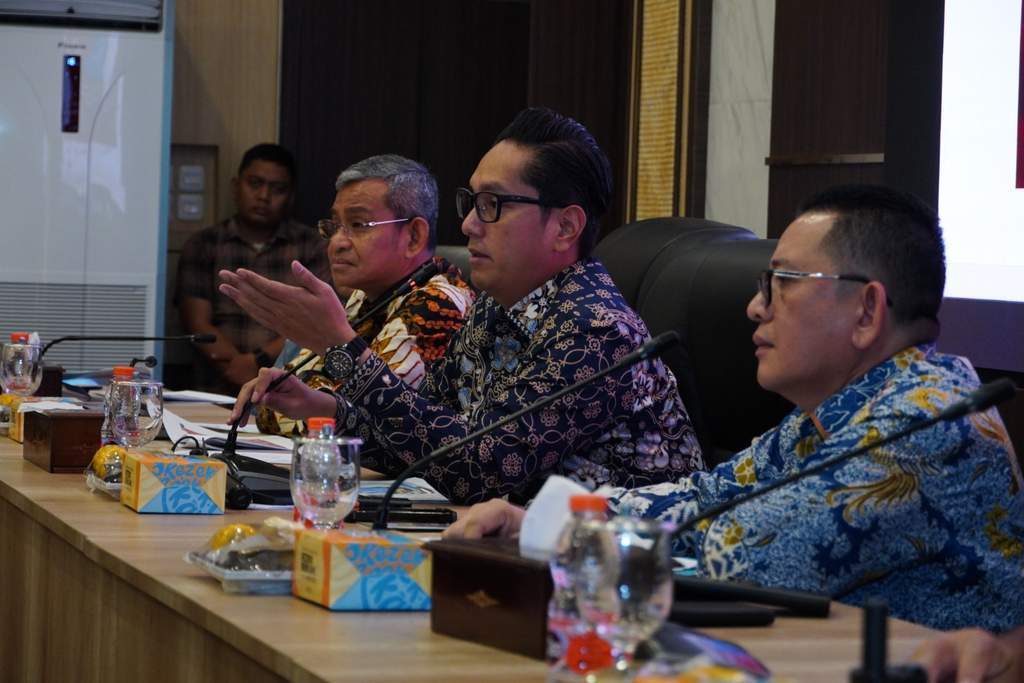 Wali Kota Medan memimpin rapat digitalisasi bansos berbasis DPI bersama jajaran camat di Balai Kota