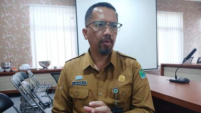 Petugas DLH Kota Malang sedang mempersiapkan rencana relokasi TPS Muharto