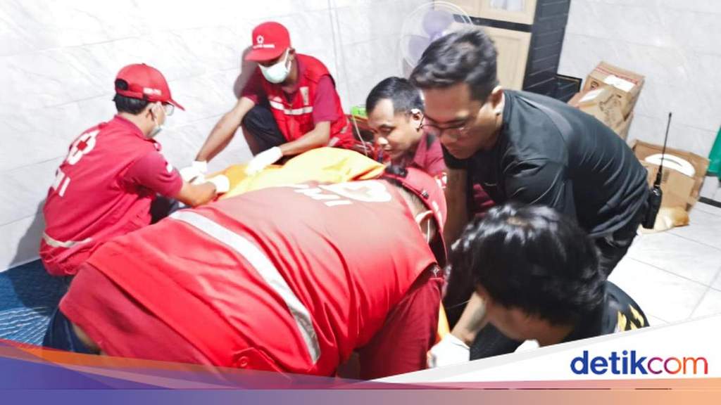 Petugas kepolisian melakukan olah TKP penemuan mayat driver ojol di Denpasar Bali