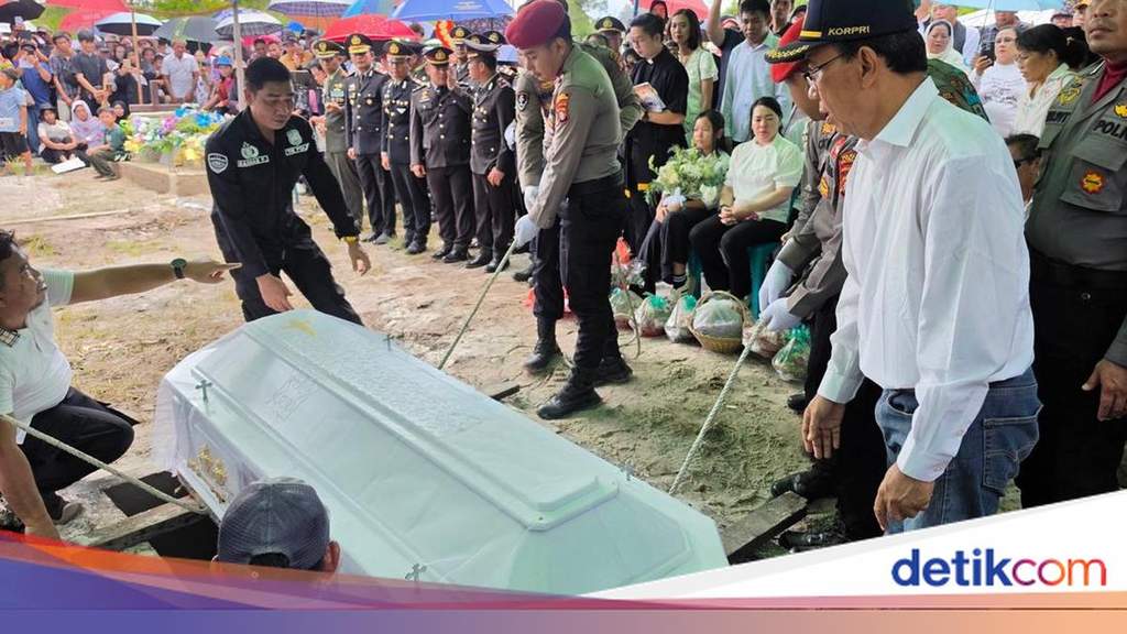 Proses evakuasi jenazah anggota polisi yang gugur dalam operasi narkoba di Kalimantan Tengah