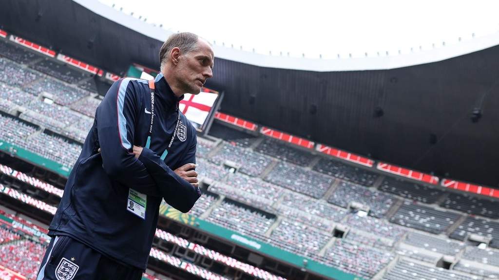 Thomas Tuchel memberikan instruksi kepada timnas Inggris dalam sesi latihan Piala Dunia