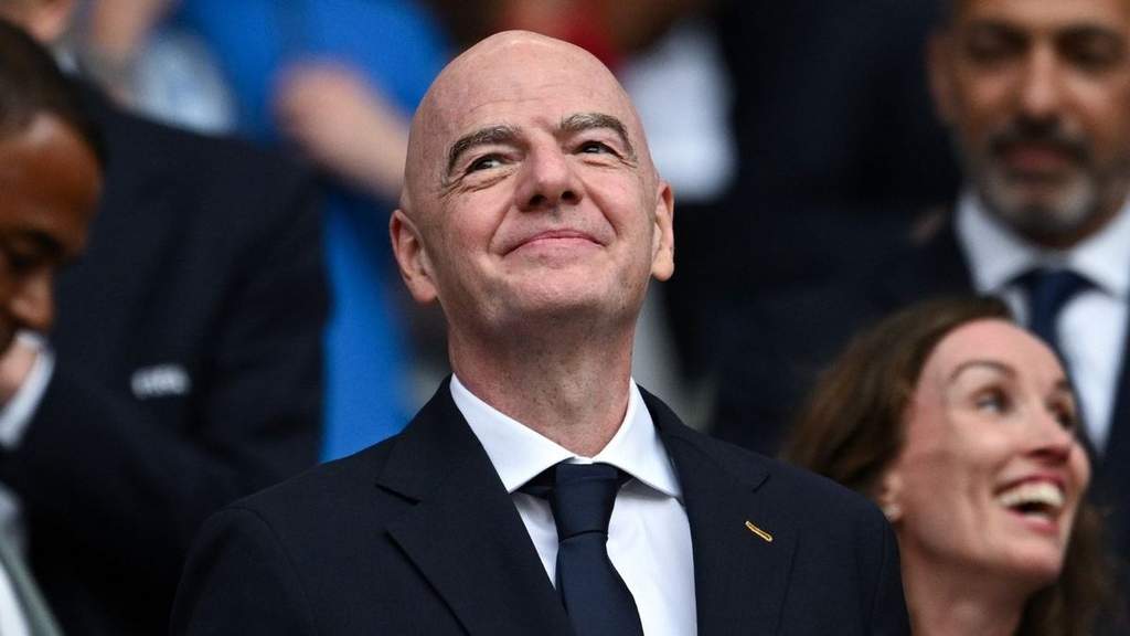Presiden FIFA Gianni Infantino duduk bersama Pangeran Mahkota Norwegia Haakon Magnus di VIP Box