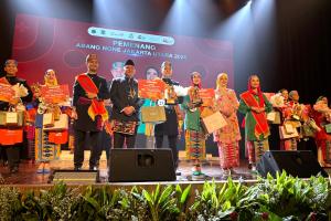 Farhan dan Cinta tersenyum bangga setelah dinobatkan sebagai Abang None Jakarta Utara 2026