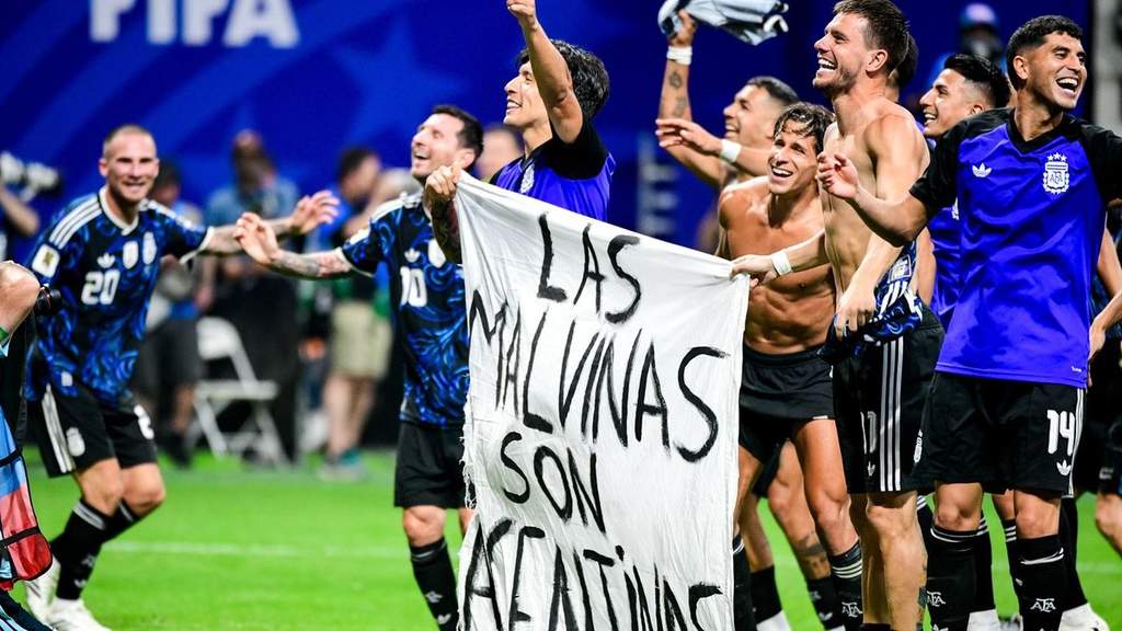 Pemain Argentina membentangkan spanduk klaim Kepulauan Falkland setelah laga semifinal Piala Dunia
