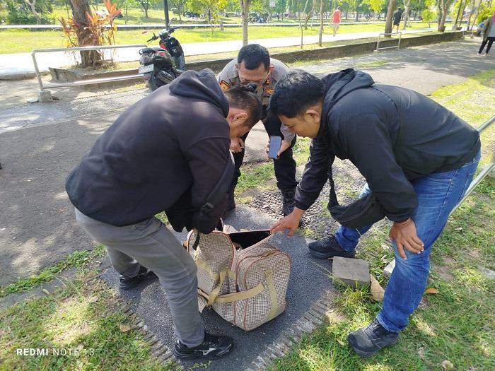 Tas kain motif batik misterius yang ditemukan di semak-semak Lapangan Bajra Sandhi Renon Denpasar