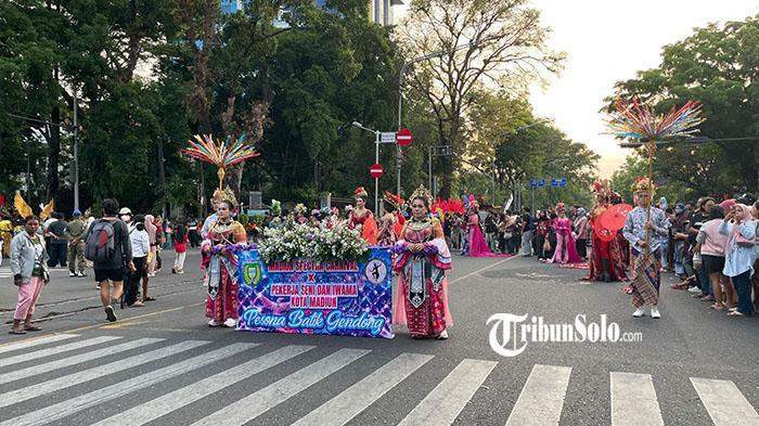Peserta Solo Batik Carnival dengan kostum batik megah berjalan di sepanjang Jalan Slamet Riyadi Solo
