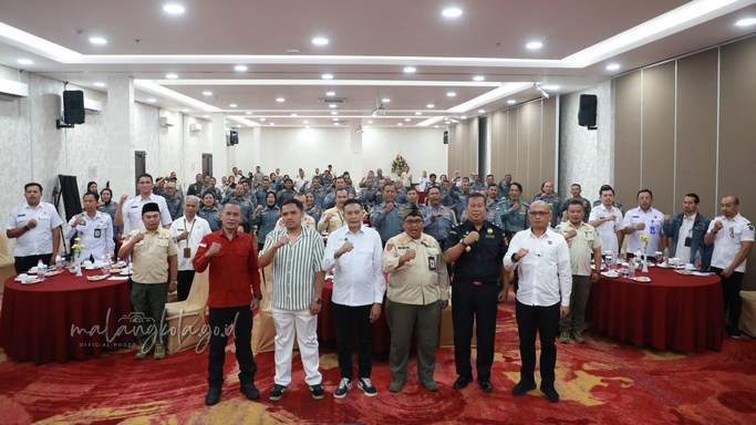 Wali Kota Malang Wahyu Hidayat berfoto bersama narasumber dan anggota Satlinmas Kota Malang