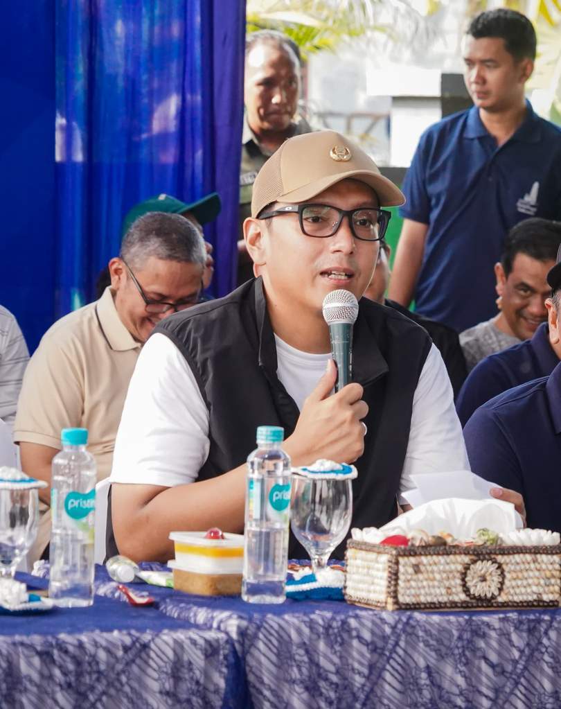 Wali Kota Medan Rico Waas saat berdialog dengan warga terkait penanganan banjir di Medan Labuhan