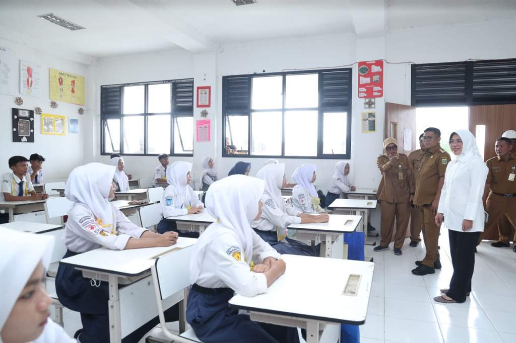 Gubernur Banten Andra Soni meninjau pembangunan ruang kelas baru di SMAN 30 Kabupaten Tangerang