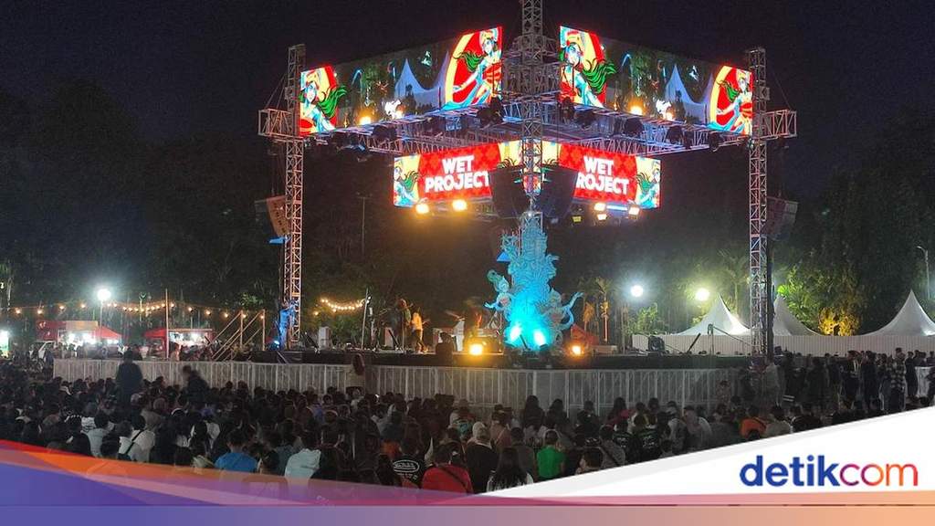 Penampilan grup musik HarmoniA di atas panggung utama D'Youth Festival 6.0 Denpasar