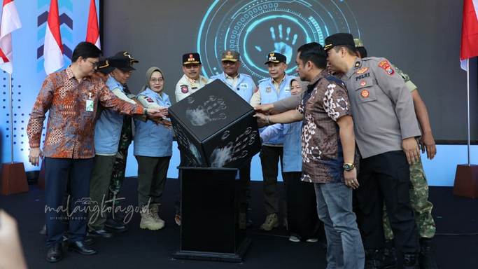 Wali Kota Malang Wahyu Hidayat dalam pembukaan Gerakan Indonesia ASRI di Alun-alun Merdeka