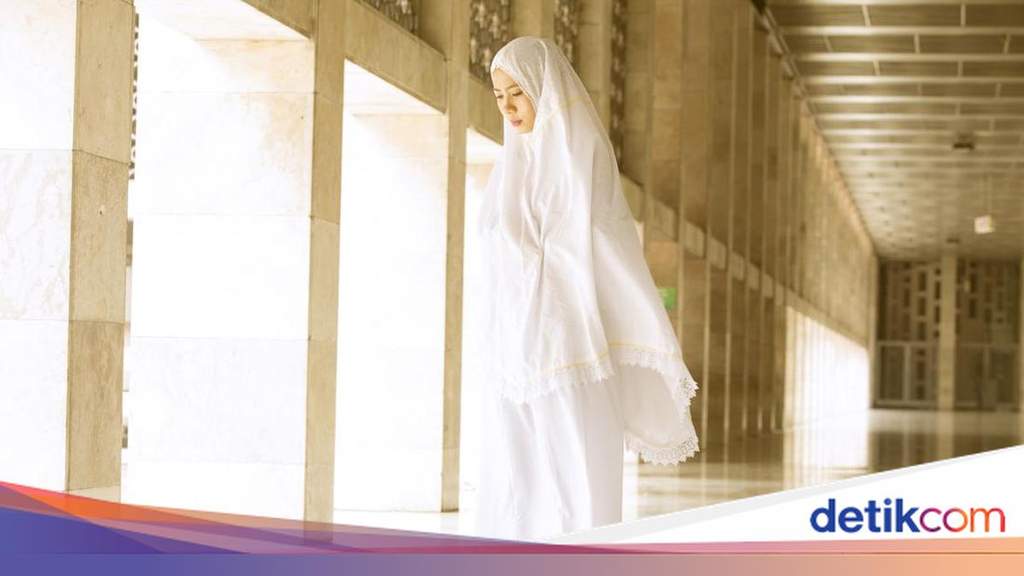 Umat Muslim bersiap melaksanakan ibadah salat berjamaah di sebuah masjid di wilayah Denpasar Bali
