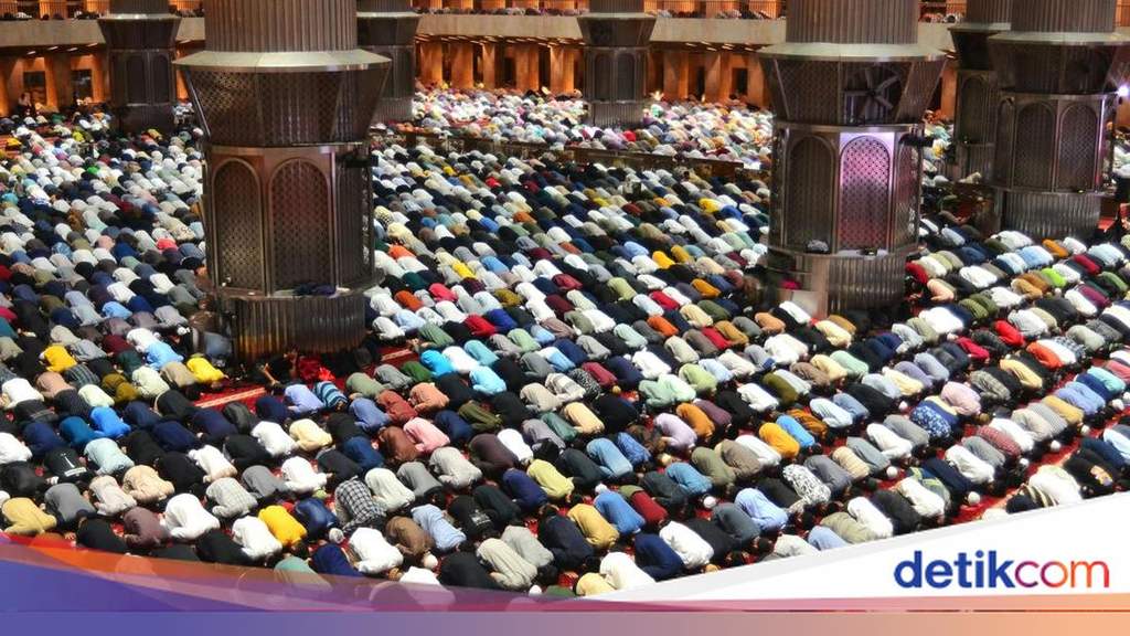 Suasana menara masjid di Kota Bandung menjelang kumandang adzan sholat Magrib
