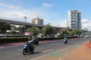 Langit cerah menyelimuti gedung-gedung bertingkat di wilayah DKI Jakarta