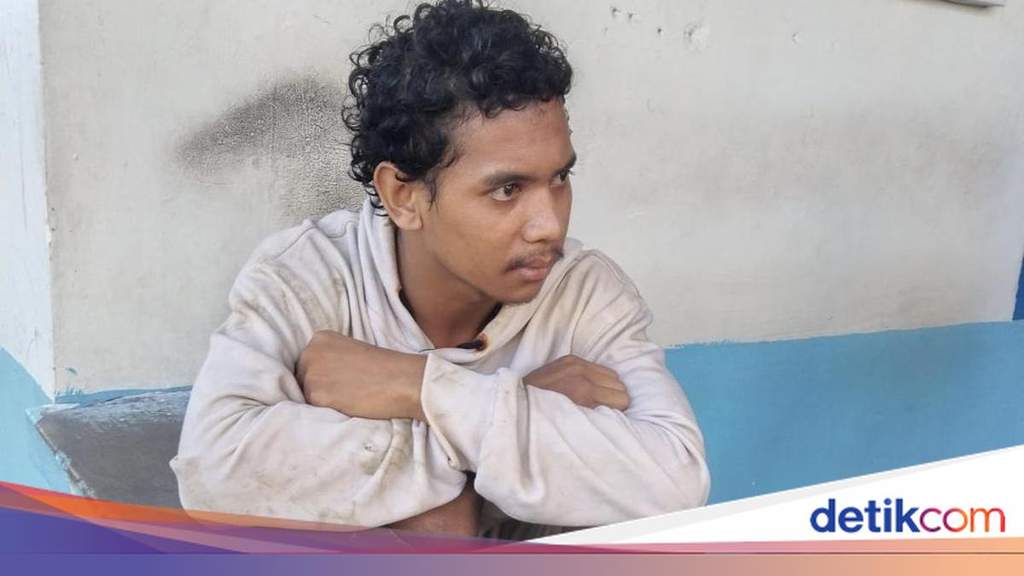 Warga mengevakuasi seorang pemuda yang melompat dari Dermaga Haji Asdar Kumai Kalimantan Tengah