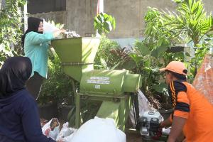 Fasilitas biopori dan teba modern di Kelurahan Kebayoran Lama Selatan untuk kelola sampah organik