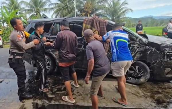 Kondisi pascakecelakaan beruntun melibatkan Toyota Kijang Innova di Padang Pariaman