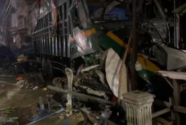 Evakuasi korban kecelakaan maut beruntun akibat truk rem blong di Jalinsum Labusel