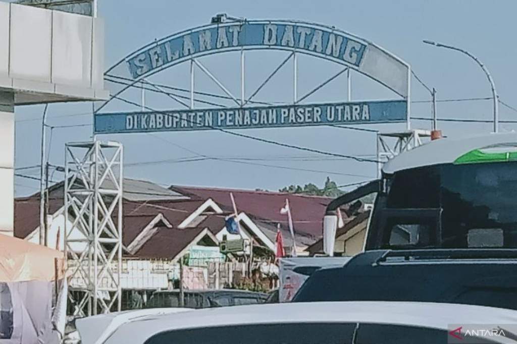 Petugas BPS melakukan pendataan lapangan untuk Sensus Ekonomi 2026 kepada pelaku usaha di Penajam