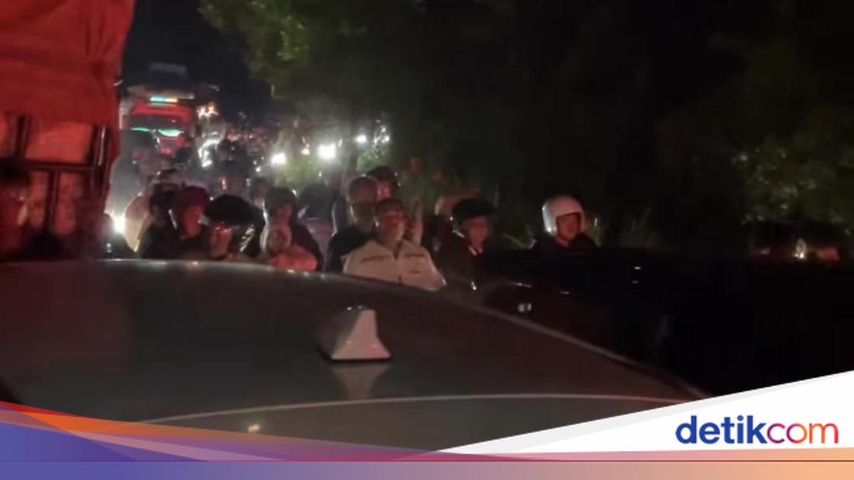Kemacetan panjang kendaraan di jalur wisata Medan-Berastagi akibat truk mogok