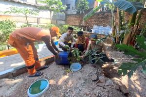 Petugas Kelurahan Paseban saat membangun lubang biopori di pemukiman warga Jakarta Pusat