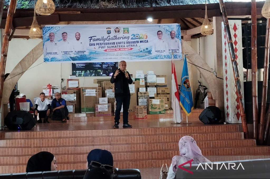 Ketua Umum PWI Akhmad Munir berbicara dalam acara PWI Sumatera Utara di Kabupaten Langkat