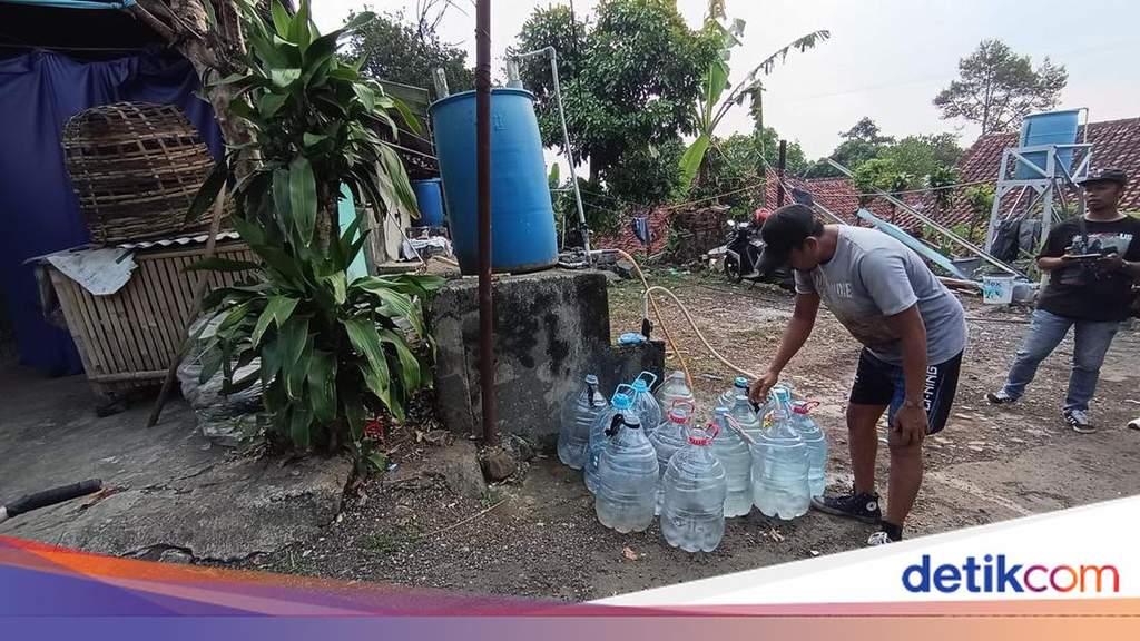 Warga mengambil air bersih dari penampungan swadaya di Kampung Gareumpay Tasikmalaya