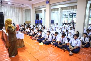 Ketua Komisi E DPRD DKI Jakarta M Subki memantau kelancaran hari pertama MPLS 2026