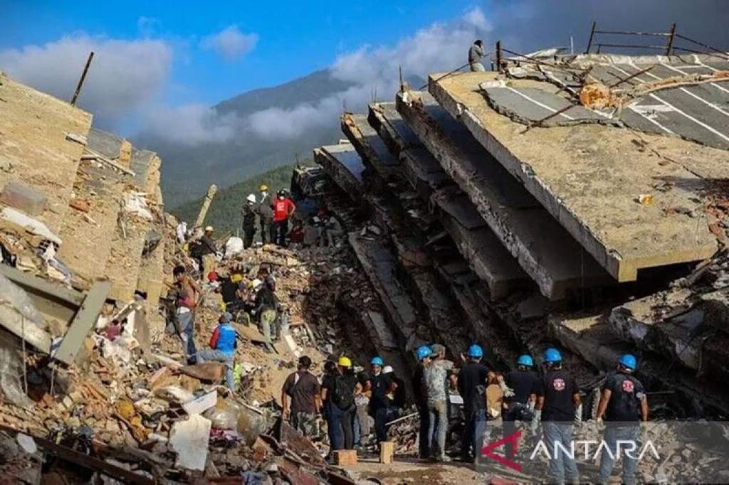 Petugas penyelamat memeriksa reruntuhan bangunan pascagempa bumi ganda merusak kota di Venezuela