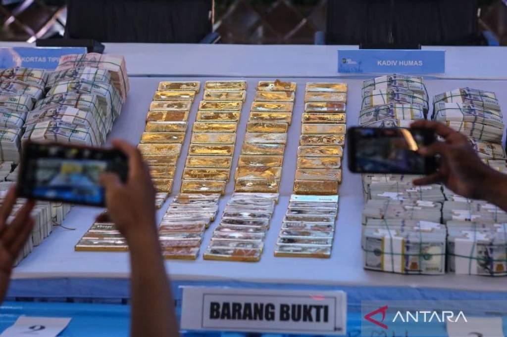 Kepala Kortastipidkor Polri mengumumkan penetapan FA sebagai tersangka kasus korupsi dan TPPU.