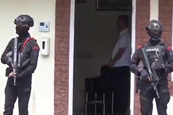 Penyidik KPK membawa koper berisi barang bukti setelah menggeledah Kantor Dinas Pendidikan Langkat