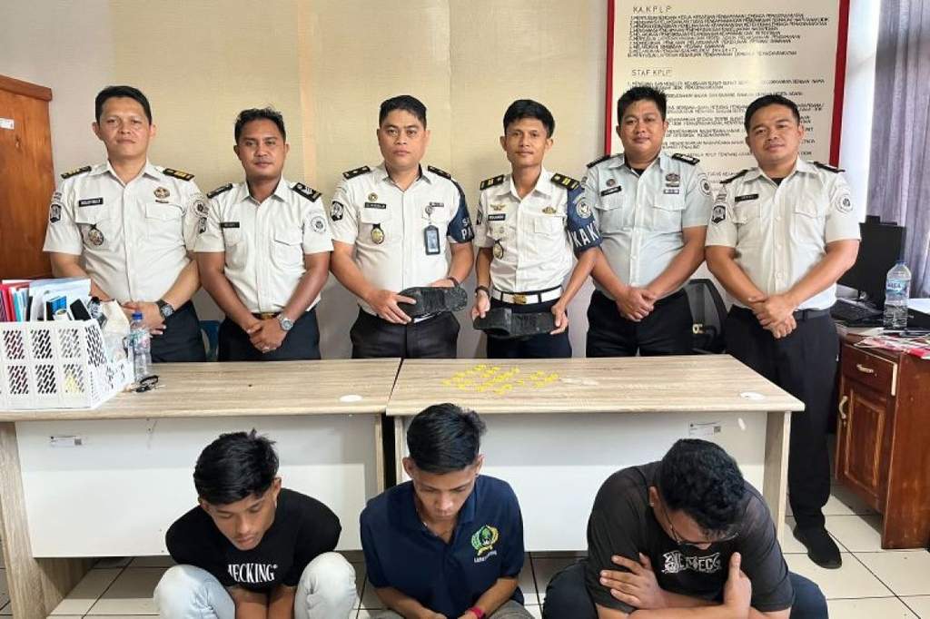Petugas Lapas Kelas IIB Bitung memeriksa barang bukti 240 butir obat keras Trihexyphenidyl