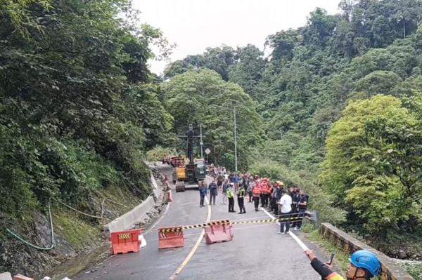 Kondisi material longsor yang menutup total jalur utama Padang-Bukittinggi di kawasan Lembah Anai