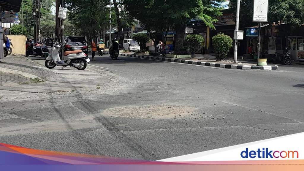 Kondisi persimpangan Jalan Senam Medan yang telah ditutup pasir dan batu setelah sempat berlubang.