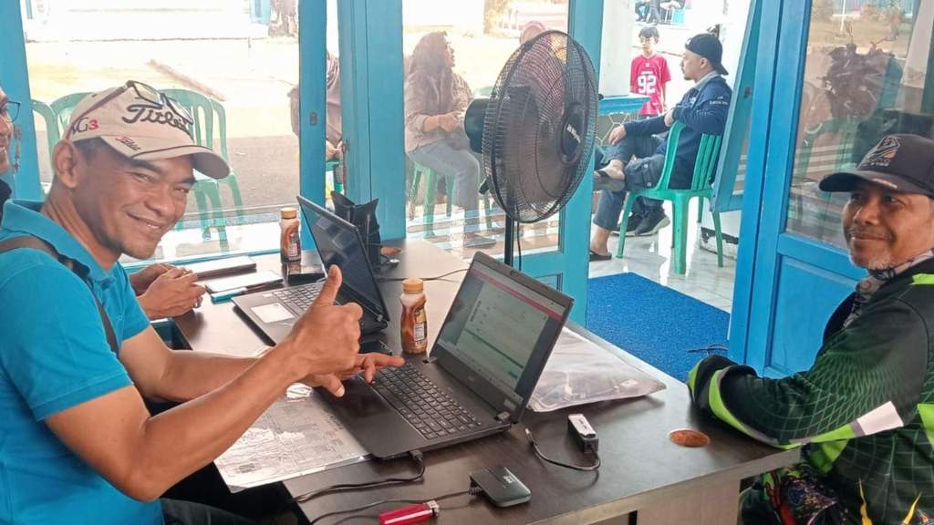 Pelayanan dokumen kependudukan Tim Jembol Disdukcapil Garut di sela acara Hajat Laut Santolo
