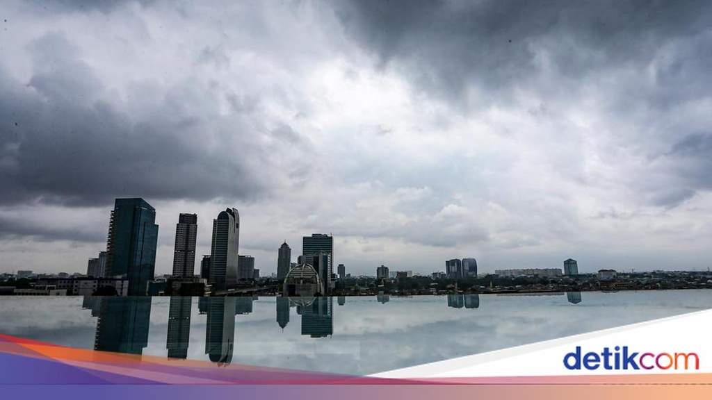 Suasana langit mendung di Kota Medan sebagai tanda potensi turunnya hujan