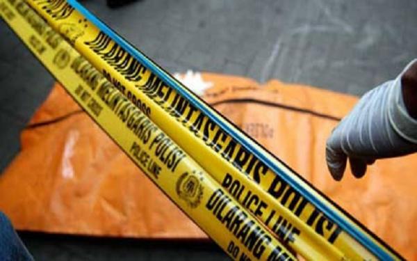 Petugas kepolisian melakukan olah TKP penemuan jasad pria di area parkir apartemen Medan