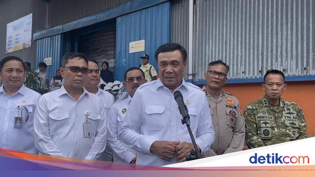 Menko Polkam Djamari Chaniago memantau tumpukan karung beras di dalam Gudang Bulog Sumatra Utara