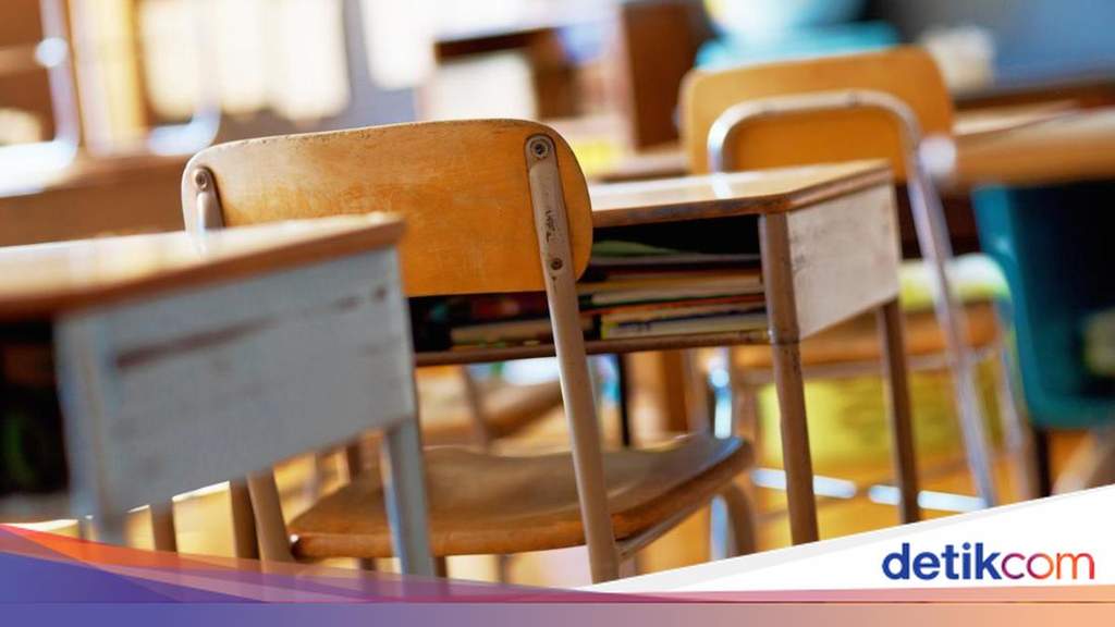 Wali Kota Bandung Farhan saat memberikan keterangan terkait diskualifikasi puluhan siswa SPMB 2026
