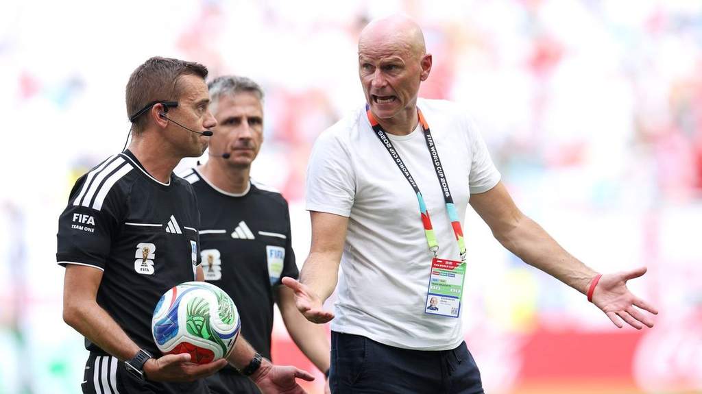 Pelatih Norwegia Stale Solbakken melakukan protes kepada wasit saat laga melawan Inggris di Piala Dunia 2026