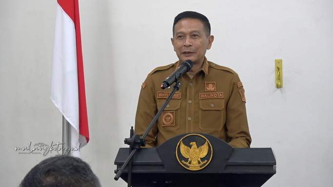Wali Kota Malang Wahyu Hidayat memberikan arahan pada acara Temu Mitra Pariwisata di Gedung KNPI