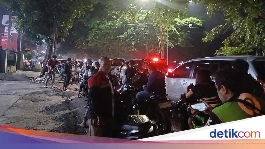 Antrean kendaraan di salah satu SPBU di Medan akibat keterlambatan pasokan BBM.